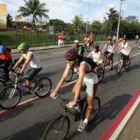 SP - PASSEIO/BIBIBLETAS - CIDADES - Participantes de passeio ciclístico que   saiu do Parque das Bicicletas, na   região do Ibirapuera, na zona sul da   capital paulista, e seguiu até a boate   The Week, no bairro da Lapa, na zona   oeste, neste domingo.   30/05/2010 - Foto: WERTHER SANTANA/AGÊNCIA ESTADO/AE