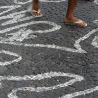 Rio de Janeiro - Campanha contra homicídios de jovens negros pinta centenas de silhuetas de corpos no chão do Largo da Carioca (Fernando Frazão/Arquivo Agência Brasil)