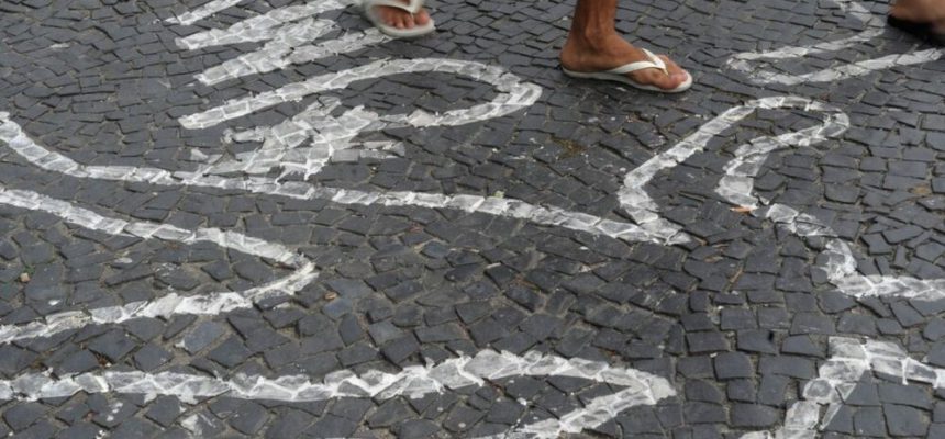 Rio de Janeiro - Campanha contra homicídios de jovens negros pinta centenas de silhuetas de corpos no chão do Largo da Carioca (Fernando Frazão/Arquivo Agência Brasil)