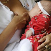 Profissionais de saúde orientam sobre amamentação na Semana Mundial de Aleitamento Materno, no Palácio do Catete.